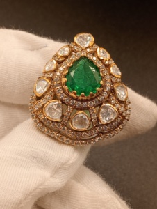 Anillo de Cóctel Floral con Esmeralda de Amaira Jewels, Chapado en Oro de 18K para Mujer, con Engaste Pavé, Estilo Clásico Vintage, Joyería para Boda o Compromiso - Product Image 6