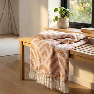 Plaid Chevron en coton recyclé vert sauge pour canapé et fauteuil, avec tissage texturé et franges décoratives pour un décor naturel - Product Image 2