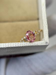 แหวนพลอยไพลินสีชมพู พลอยไพลินธรรมชาติ แหวนหมั้น เงินแท้ 925 ชุบทอง 14K แหวนพลอยไพลินสีชมพูสำหรับคนรัก - Product Image 3