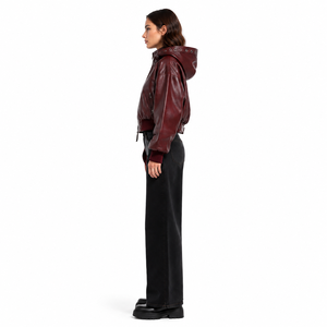 Blouson bomber en cuir de vachette ciré à capuche pour femme, coupe courte, avec logo, style streetwear minimaliste, personnalisable OEM - Product Image 3