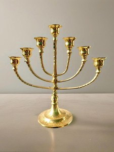 เชิงเทียนเมโนราห์ลายตารางโลหะสีทองแบบเส้นตรง โครงโลหะตกแต่งสไตล์ร่วมสมัย เหมาะสำหรับวางบนโต๊ะคอนโซล - Product Image 4