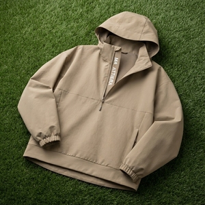 Chaqueta cortavientos beige con capucha y media cremallera para hombre, ligera, tipo anorak, con bolsillo frontal. - Product Image 5
