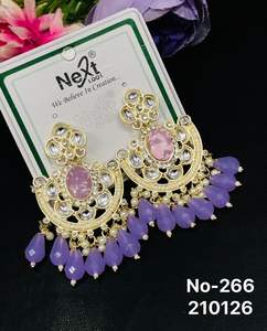 Boucles d'oreilles pendantes ethniques tendance pour femmes, en alliage plaqué or, avec diamants américains et perles Kundan, légères et glamour, style indien. - Product Image 2