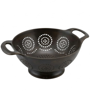 Passoire en métal noir faite à la main avec motif floral perforé et poignées latérales, passoire de qualité alimentaire - Product Image 1