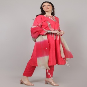 Robe de soirée 3 pièces tendance ethnique pour femme, couleur rose, avec perles, broderies Dana, sequins et travail de perles. - Product Image 2
