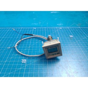 Pressostat numérique à vide SMC ZSE4B-T1-26, utilisé comme pièce détachée pour équipement semi-conducteur d'époque - Product Image 4