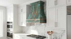 Hotte de cuisine murale décorative en cuivre patiné vert vintage, avec capot de ventilation personnalisé lisse et sangles en cuivre - Product Image 2