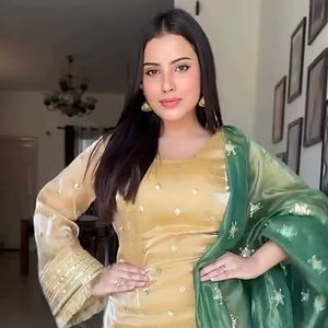 Atractivo Conjunto de Salwar Kameez con Top de Hilo Satinado y Lentejuelas para Fiesta, de Secado Rápido y para Todas las Estaciones - Product Image 1