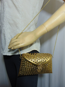 Bolso de mano Repousse con grabado artesanal, estilo vintage, de latón, con correa para el hombro. - Product Image 6
