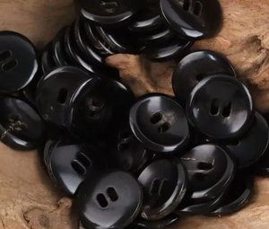 กระดุมเขาควายธรรมชาติ ขัดเงา 4 รู เย็บมือ ทนทาน ทันสมัย เป็นมิตรกับสิ่งแวดล้อม รูปทรงกลม ออกแบบได้ตามต้องการ - Product Image 3