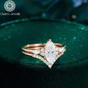 Bague de fiançailles classique pour femme Charm Jewells, trois pierres en moissanite taille coussin, plaqué or 18 carats, sertie à griffes, IGI - Product Image 2