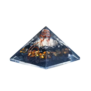 Pyramide en cristal avec incrustations de copeaux d'hématite œil de tigre, objet décoratif fait main pour la décoration de la maison - Product Image 1