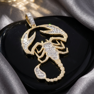 Colgante de Escorpión Chapado en Oro de 18K con Moissanita de Corte Baguette y Engaste de Garra, Estilo Hip Hop, Amuleto Unisex, Regalo para Fiestas - Product Image 2