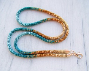 Chaîne de corps artisanale en perles et cordon, dégradé turquoise à or, avec porte-carte d'identité pour événements professionnels, expositions et usage quotidien - Product Image 2