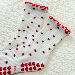 Chaussettes antidérapantes en jacquard motif mini fraises, avec bord à volants, longueur mi-mollet, en coton doux, confortables et respirantes, pour usage intérieur, Reformer Pilates et Barre - Product Image 4