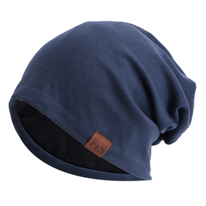 Gorro Unisex Rojo Sólido Estilo Slouchy con Parche de Cuero, Gorro de Invierno de Algodón - Product Image 3