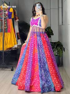 Lehenga évasé de haute qualité avec imprimés faux et motifs Kali multicolores en feuille métallisée - Blouse prête à porter imprimée et ornée de dentelle pour femme - Product Image 5