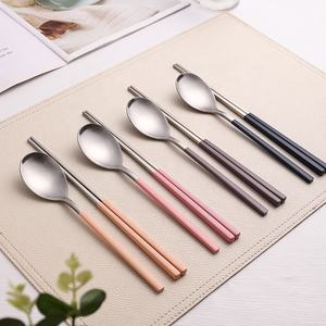 Juego de Cubiertos Dorados Estilo Coreano, Juego de Cuchara y Palillos de Acero Inoxidable Mate con Mango de Color Rosa y Negro - Product Image 1