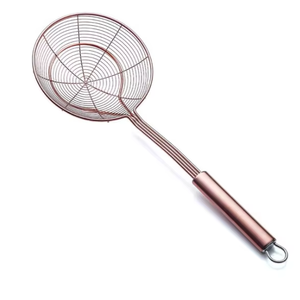 Passoire en métal doré très demandée avec maille fine et poignée pour la cuisine, idéale comme cadeau de déménagement - Product Image 2
