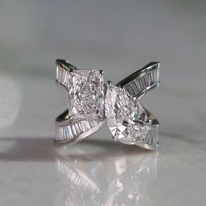 Bague de Fiançailles de Luxe Toi et Moi, Coupe Poire Radiante avec Bande de Diamants de Laboratoire Taille Baguette, Or Blanc 14K 18K, Bague de Mariage, Vente en Gros - Product Image 1