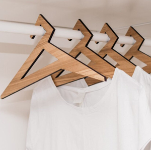 Cintre à vêtements en bois au design minimaliste avec barre antidérapante pour placard, design gain de place - Product Image 1
