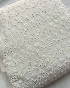 Tela de bordado Schiffli, tela de encaje bordada, tela de malla, tela de red para la confección de prendas, suministro premium para grandes compradores de moda. - Product Image 1