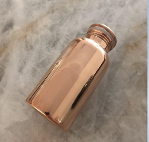 Botella compacta y miniatura de cobre con un acabado de espejo de alto brillo para facilitar su transporte. Disponible a precios de mayorista. - Product Image 1
