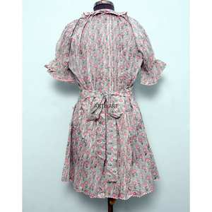 Haut court pour femme de haute qualité, moderne, à imprimé floral délicat, col mandarin, manches évasées, silhouette ajustée et évasée, 100% coton respirant - Product Image 6