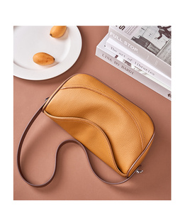 NOUVEAU Sac bandoulière pour femme en cuir pleine fleur de vachette, style vintage, avec poignée - Sacs forme coussin. - Product Image 6