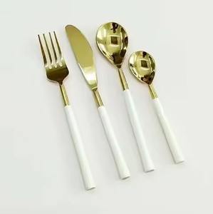 Juego de cubiertos de latón dorado premium con mango blanco, elegante colección de utensilios de comedor para bodas, banquetes y restaurantes. - Product Image 1