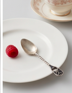 Ensemble de cuillères à thé vintage plaquées argent avec des poignées torsadées et un design orné pour la vaisselle et les articles ménagers - Product Image 6