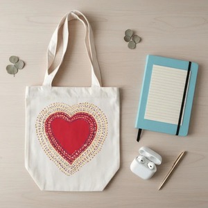 Sac fourre-tout en coton peint à la main avec motif cœur, qualité supérieure, fait main, sac à bandoulière artistique, disponible à la vente en gros - Product Image 1