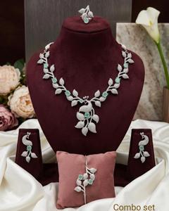 Collier en zirconium cubique de qualité supérieure avec boucles d'oreilles, bague ajustable et bracelet assortis, offrant un look luxueux pour les soirées. - Product Image 5
