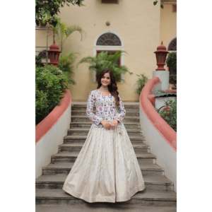 LIVEWEAR Lehenga Choli blanc en faux georgette avec broderie riche en fils et sequins - Product Image 3