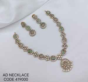 ชุดสร้อยคอพร้อมต่างหูและมงกุฎประดับเพชรซิร์คอนลายดอกไม้ชุบทองโบราณคุณภาพเยี่ยมสไตล์อินเดียสำหรับงานแต่งงาน - Product Image 1