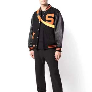 Chaqueta Varsity Negra para Hombre con Logotipo Naranja en el Frente, Estilo Casual, Transpirable, Ecológica, de Lana/Poliéster, para Invierno - Product Image 2