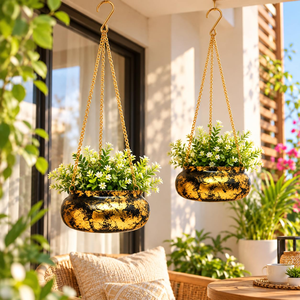 Pot de fleurs suspendu en métal noir et or avec finition texturée décorative et chaîne dorée, support rond pour plantes d'intérieur - Product Image 3