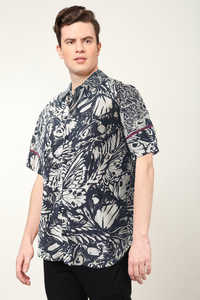 Camisa clásica para hombre, negra, de poliéster, con estampado floral, diseño de corte regular, con cuello de camisa y mangas cortas para uso casual. - Product Image 3