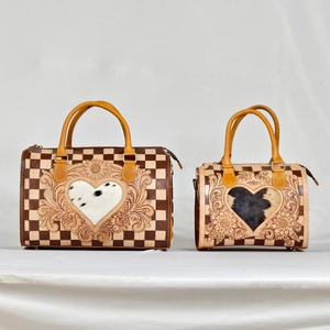 Bolsa de Viaje de Cuero de Lujo con Diseño de Tablero de Ajedrez, Panel de Cuero Vacuno con Forma de Corazón, Cierre de Cremallera - Product Image 4