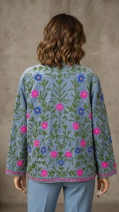 เสื้อแจ็คเก็ตกำมะหยี่ปักลายซูซานีสีฟ้าทำมือสำหรับผู้หญิง ลายดอกไม้เถาวัลย์ สไตล์โบฮีเมียน เอธนิค ขายส่ง แฟชั่นบูติก ซัพพลายเออร์ B2B - Product Image 3