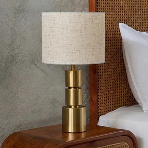 Lámpara de Mesa Titan Stack de Metal con Diseño de Cilindros Escalonados, Pantalla de Lino, Acabado Dorado Cepillado, Iluminación Ambiental Elegante - Product Image 2