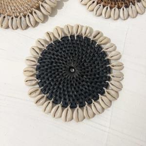 Hermoso Posavasos de Ratán con Detalles de Conchas Marinas, Ideal para Comedor, Ocasiones Especiales y Recepción de Invitados, de la India - Product Image 3