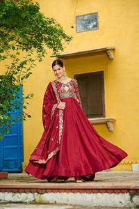 Costume Anarkali moderne en soie Vichitra prêt-à-porter avec broderie en fil de Zari pour mariage, Diwali et bal de promo - Product Image 2