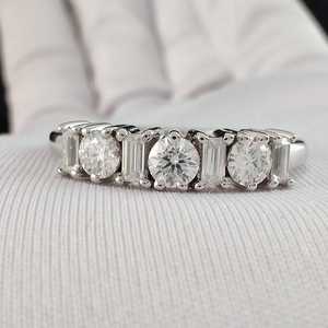 Anillo de media banda con detalles de moissanita redonda y talla baguette para mujer, plata 925 original, regalo de boda, propuesta de matrimonio, para ella. - Product Image 1