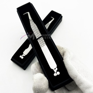 Pinzas Profesionales RMI de Acero Inoxidable de la Mejor Calidad para Extensión de Pestañas, con Punta Dentada y Agarre de Diamante Plateado, Antimagnéticas, 10 mm - Product Image 3