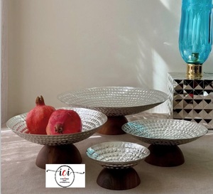 Plateau de service rond en métal poli de luxe moderne avec support en bois, écologique, pour les occasions de mariage - Product Image 4