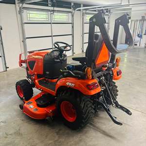 Tracteur Kubota BX2680 professionnel pour les travaux d'aménagement paysager et d'entretien du sol, avec une utilisation compacte et pratique. - Product Image 1
