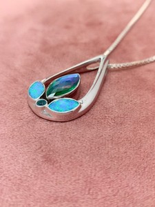 Colgante de Ópalo con Cadena y Cuarzo Arcoíris Celestial, Elegante Collar de Piedras Preciosas de Cristal, Regalo de Joyería para Mujer, Diseño Único - Product Image 2