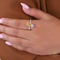 Anillo de compromiso Toi et Moi de oro blanco con diamantes de corte princesa y almohada en amarillo y blanco, banda cruzada de lujo.
