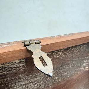 Caja para mantas antigua con acabado envejecido, baúl de almacenamiento rústico de madera maciza, caja de esperanza vintage estilo granja, caja baja para mantas estilo Wabi Sabi - Product Image 3